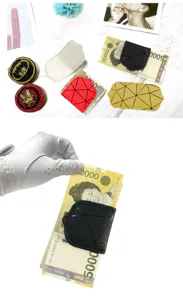 Magnetischer Geldbeutel mit geometrischem Karomuster und Superhelden Aufnähern für Herren.