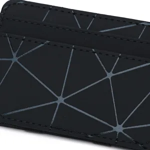 Nahaufnahme des schwarzen geometrischen Gitter-Kartenhalters mit dreieckigem Muster.