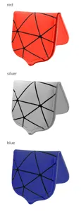 Detailansicht der magnetischen Geldklammer mit geometrischem Dreiecksmuster in hellen Farben.