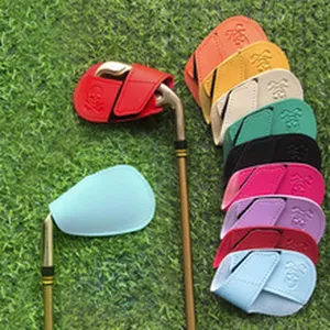 Bunte Leder Golf Eisen Schlaegerhuetchen Set mit Totenkopf Muster und Klettverschluss.