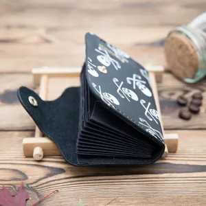 Tarjetero de acordeón de cuero negro con diseño de calavera blanca para unisex.