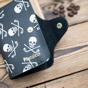 Tarjetero de acordeón de cuero negro con calavera y palo de golf, elegante.