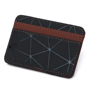 Nahaufnahme des schwarzen geometrischen Kartenhalters mit braunem Riemen und Nahtdetails.