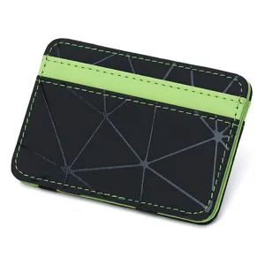 Detailansicht der schwarz-grünen magischen Kartenbrieftasche mit geometrischer Textur.
