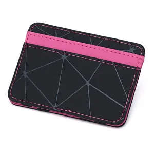 Geometrisches Muster schwarzer Kartenhalter mit rosa Streifen, minimalistische Geldbörse.