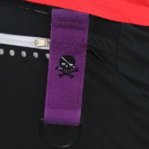Golfhandtuch mit lila Klettverschluss und Totenkopf Stickerei als Golfausrüstung Hauptbild.