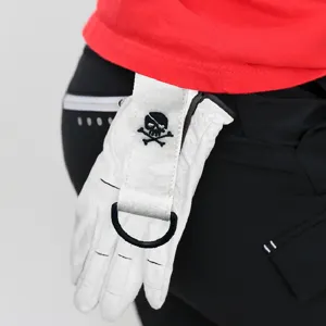 Stilvoller Golfhandschuh mit Totenkopf-Stickerei und praktischem Metallverschluss.