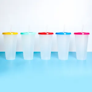 Vue détaillée de tasses en plastique givré avec couvercles colorés et pailles pour boissons.