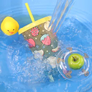 Vista dettagliata del bicchiere di plastica da 24 once con frutta, cannuccia e coperchio.
