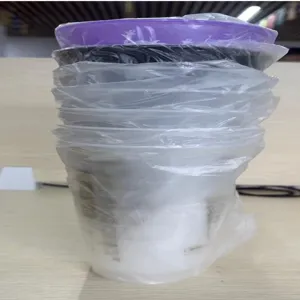 Vista detallada de tazas con pajita de plástico apiladas en un embalaje transparente.
