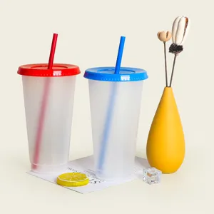 Vue detaillee des tasses en plastique colorees avec pailles, montrant le couvercle et la paille.