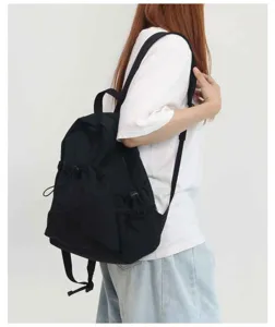 Detailansicht des schwarzen Kordelzug-Rucksacks mit praktischen Netz-Seitentaschen für den Alltag.