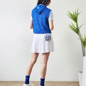 Koreanische süße Golfballtasche, gestreiftes Design mit großen Augen, stylische Detailansicht.