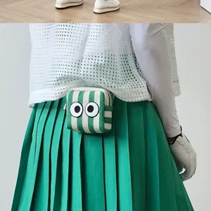 Süße koreanische gestreifte Golf-T Hüfttasche mit großen Augen im Detail, sportlich.