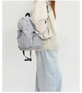 Grauer Damen Kordelzug Rucksack, ideal fuer den taeglichen Weg zur Arbeit und Freizeit.