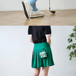 Niedliche koreanische Golfball-Gürteltasche mit grünen Streifen und lustigen großen Augen.