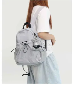 Grauer Damen Rucksack aus Stoff mit Kordelzug Tasche und süßem Plüsch Anhänger für Alltag