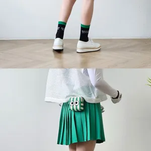 Süße koreanische Golfballtasche im gestreiften Großaugen-Design mit stylischen Outfits Details.