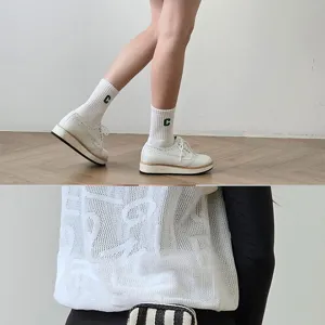 Detailansicht der koreanischen Golftasche mit strukturiertem Strick und Streifentasche.