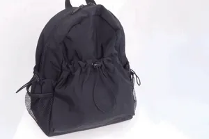Dunkelgrauer Freizeitrucksack mit Kordelzug-Fronttasche und seitlichen Netztaschen.