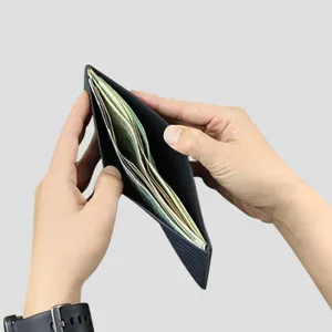 Minimalistisches ultraschmales Leder-Etui mit strukturierter Textur für Herren und Reisen.