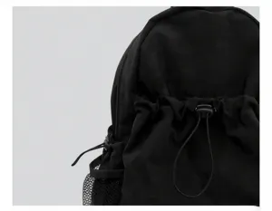 Rucksack Detailansicht mit Kordelzugverschluss, Vorderfach und Netztasche an der Seite.