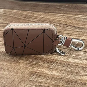 Braune geometrische Auto-Schluesseltasche mit Reissverschluss und praktischem Metallhaken