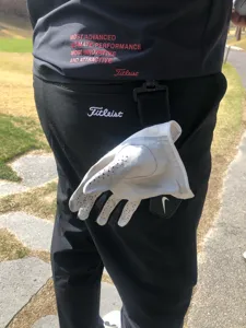 Details van golfhandschoenhouder aan de taille, draagbaar design voor de sport.
