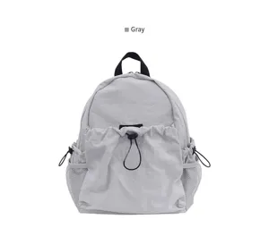 Stilvoller grauer Damen Rucksack mit Kordelzug Tasche und Netztaschen fur den Alltag.