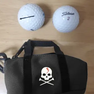 Mini borsa per palline da golf in polyester con materiale resistente e design pratico.