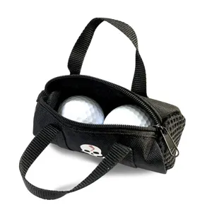 Mini borsa golf nera con cerniera e manici contenente due palline, pratico accessorio sportivo.