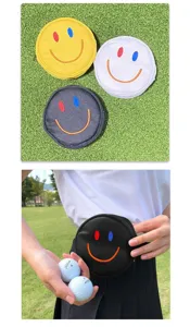 Vista detallada de la riñonera de golf Smiley portátil para guardar las pelotas de forma segura.