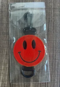 Rode smiley golfbal tas houder met zwarte klittenband riem voor taille detailweergave mooi.