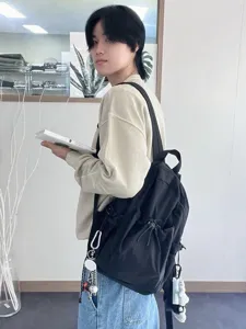 Lockerer schwarzer Rucksack für Damen, Freizeittasche mit Kordelzug und vielen Fächern.