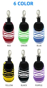 Detailansicht bunter Golfballtaschen in Minischuhform mit Metallclips in sechs tollen Farben.