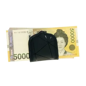 Tragbarer magnetischer Geldscheinclip mit geometrischem Muster, elegantes schwarzes Design.