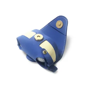 Étui de ceinture pour balle de golf bleue avec sangles élastiques blanches et boutons aimantés.