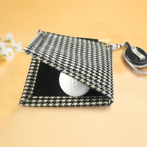 Asciugamano per palline da golf pied-de-poule con clip retrattile e utile supporto.