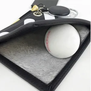 Golfball-Reinigungstasche mit doppelseitigem Vlies-Innenfutter, einziehbarem Clip und Tee.