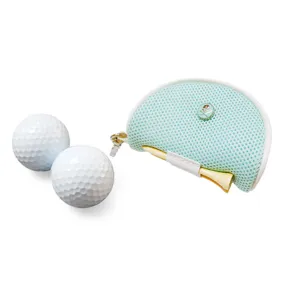 Tragbare mintgrüne Golfball-Aufbewahrungstasche mit Tees und zwei Bällen für Outdoor-Sport.