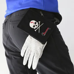 Golfhandtuch und Tasche mit Totenkopf Stickerei am Bund getragen für Golftraining Hauptansicht.