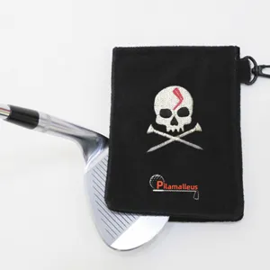Pilamalleus schwarzes Golftuch mit Magnetclip und besticktem Totenkopf Tee Motiv Hauptansicht
