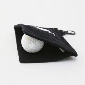 Schwarzes Golf Handtuch Etui mit Ball, tragbares Reinigungstuch mit Clip fuer den Golfsport.
