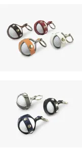 Detailansicht des Mini-Leder-Golfballhalters mit Metallknöpfen und verschiedenen Farbvarianten.