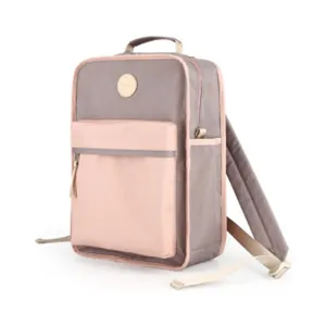 Grauer und rosa quadratischer Rucksack im Detail, minimalistischer Freizeit-Daypack.