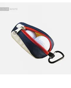 Detail der Golfballtasche mit strapazierfähigem Stoff in Rot, Weiß und Blau sowie praktischem Karabiner.