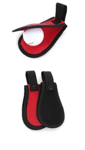 Detail van het golfbalreinigingszakje, rood en zwart fluwelen stof met riemlus en drukknoopsluiting.