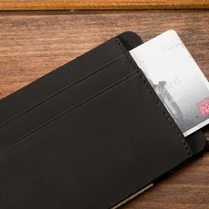 Schwarzer Kartenhalter aus mattem Leder mit mehreren Fächern, schlankes Design für Alltag.