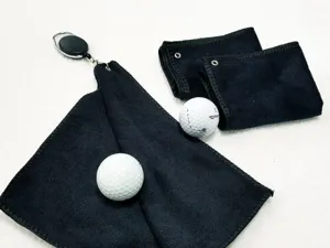 Schwarzes Mikrofaser-Golfhandtuch mit praktischem ausziehbarem Haken und Zubehör.