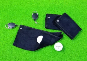 Schwarzes Baumwoll-Golfhandtuch mit Einziehclip und Mikrofaser zur Schlägerreinigung.